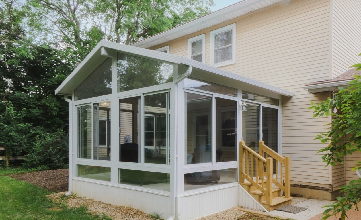 Energy-efficient sunroom with thermally broken framing